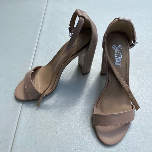 SOLD

Lightly worn size 6.5 heel sandals in nude - Picture 2 of 4